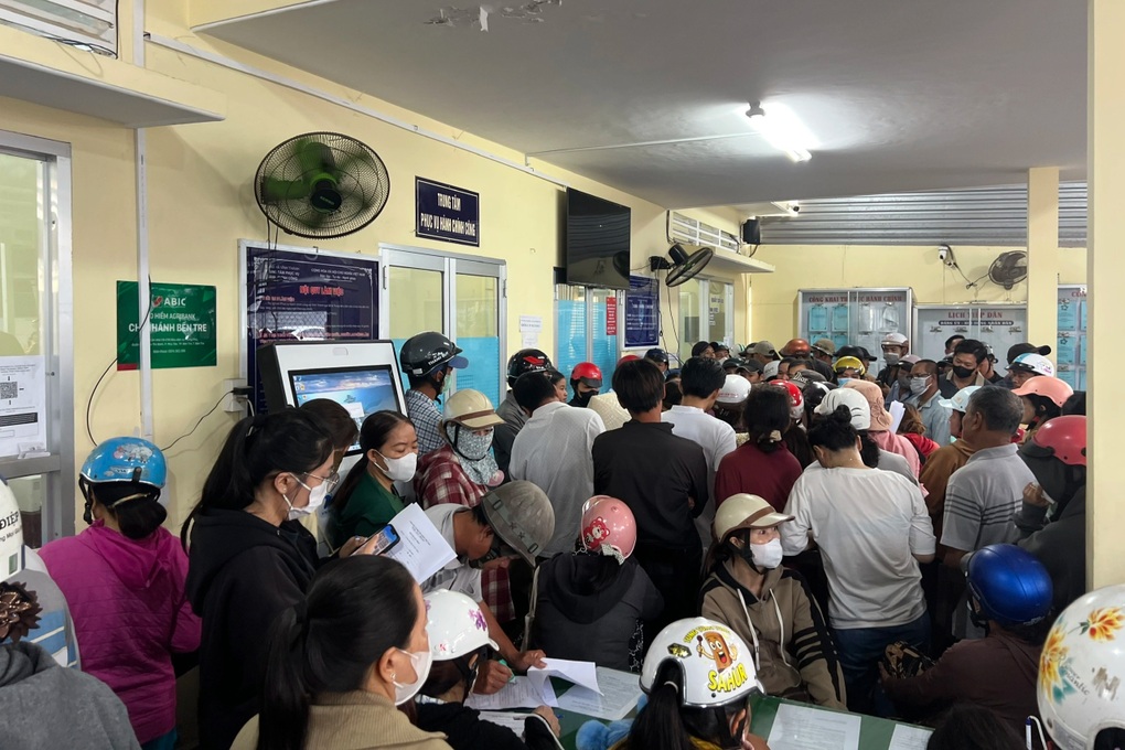 Nghe tin đồn, người dân ùn ùn xin giấy xác nhận nguồn hoa, cây cảnh bán Tết - 1