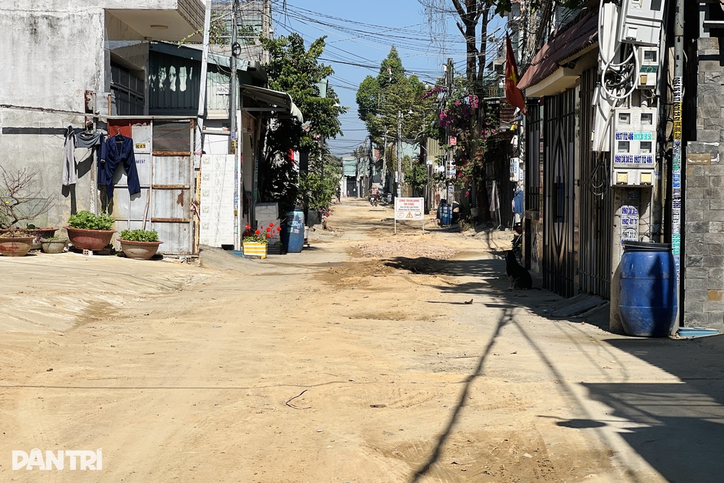 Hẻm ở TPHCM bị đào cận Tết, người dân đi lại khó khăn - 2