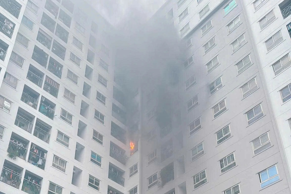Cháy căn hộ chung cư ở Hà Nội, nhiều người tự thoát nạn an toàn - 1