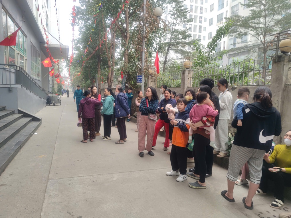 Cháy căn hộ chung cư ở Hà Nội, nhiều người tự thoát nạn an toàn - 2