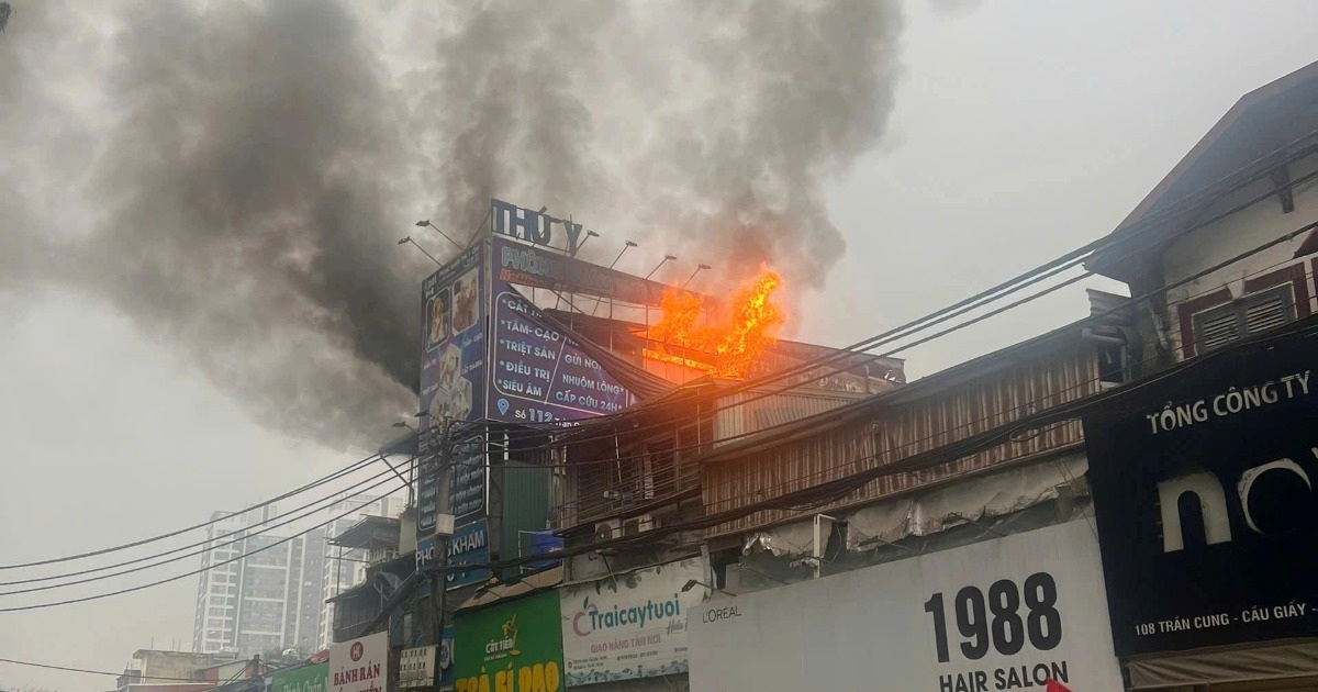 Cháy biển quảng cáo tại tầng 3 của ngôi nhà trên đường Trần Cung ở Hà Nội