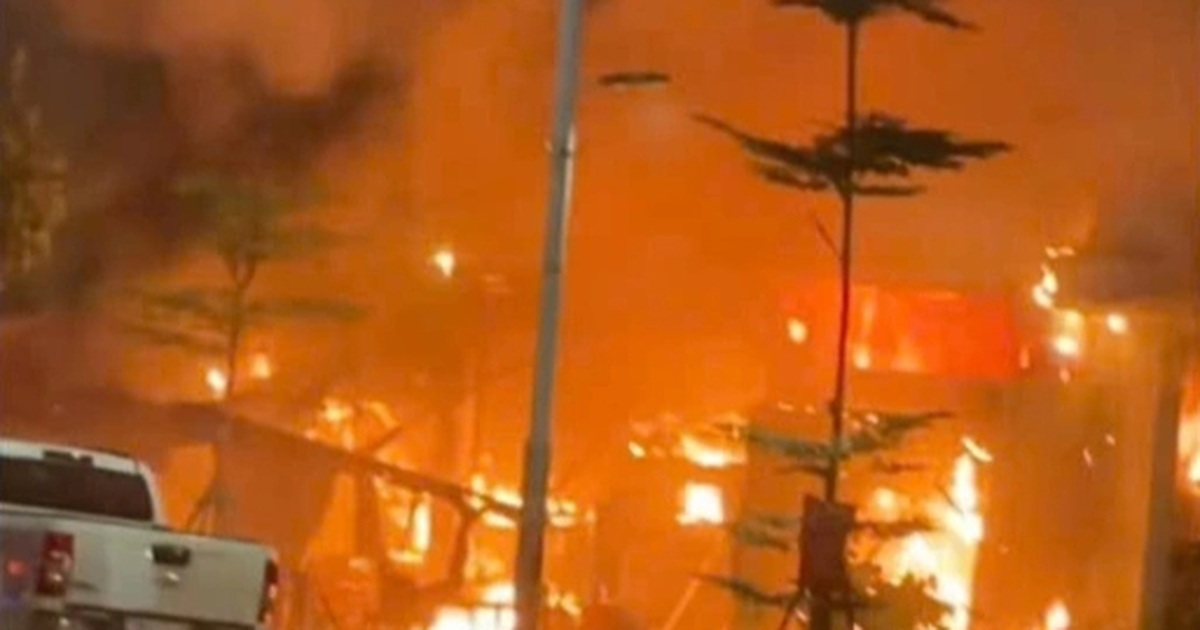 Quán bia ở Hà Nội bốc cháy dữ dội lúc rạng sáng