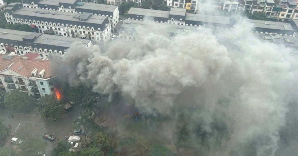 Quán cà phê trong khu biệt thự liền kề ở Hà Nội bốc cháy ngùn ngụt