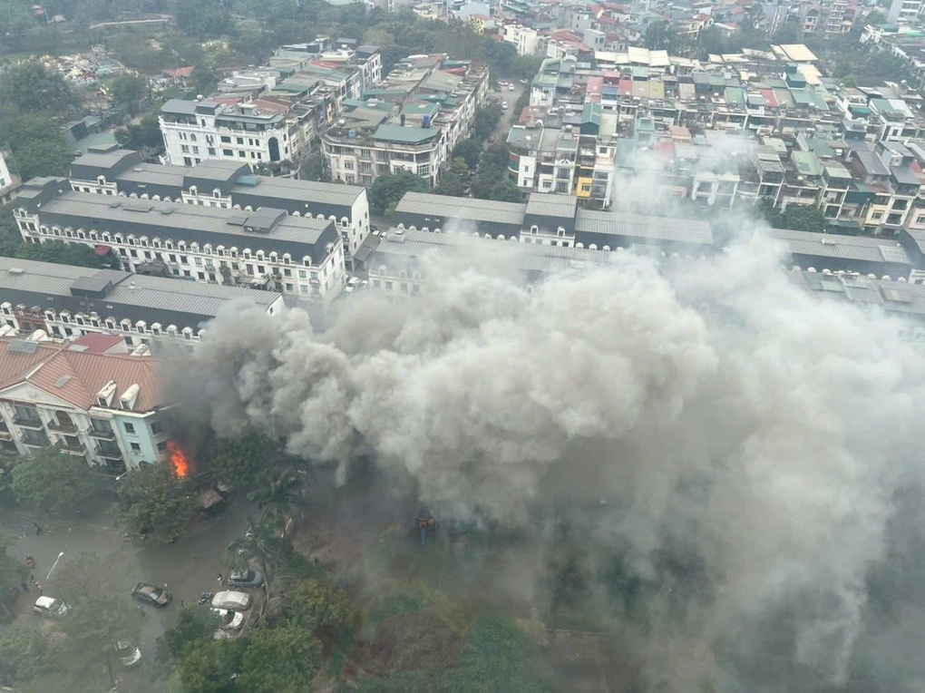 Quán cà phê trong khu biệt thự liền kề ở Hà Nội bốc cháy ngùn ngụt - 1