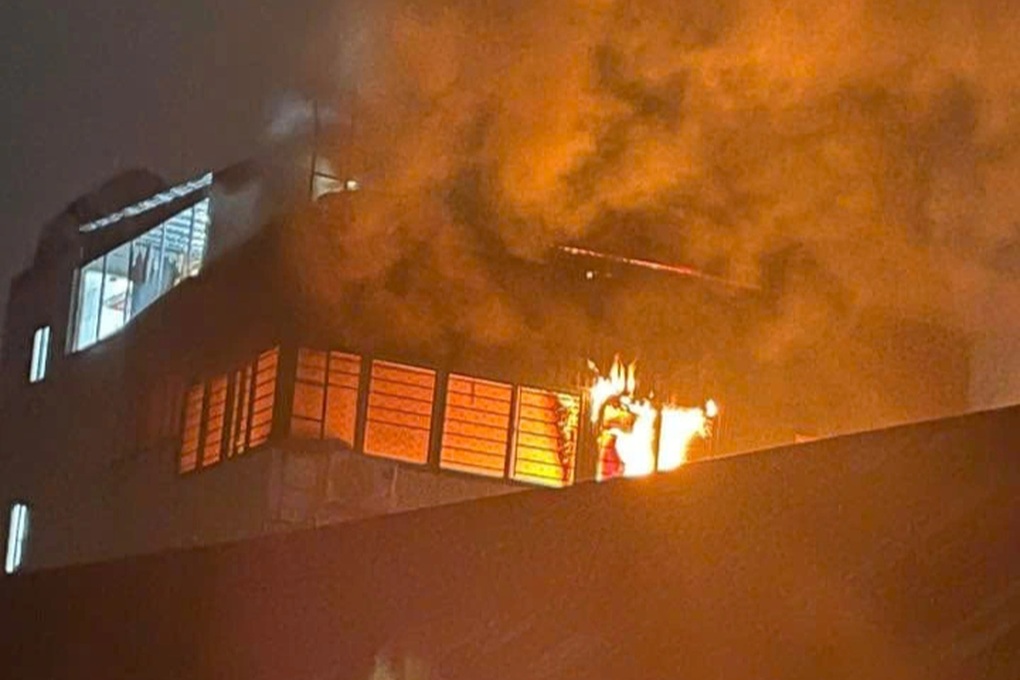 Cháy nhà trọ cao 8 tầng ở Hà Nội lúc rạng sáng - 1