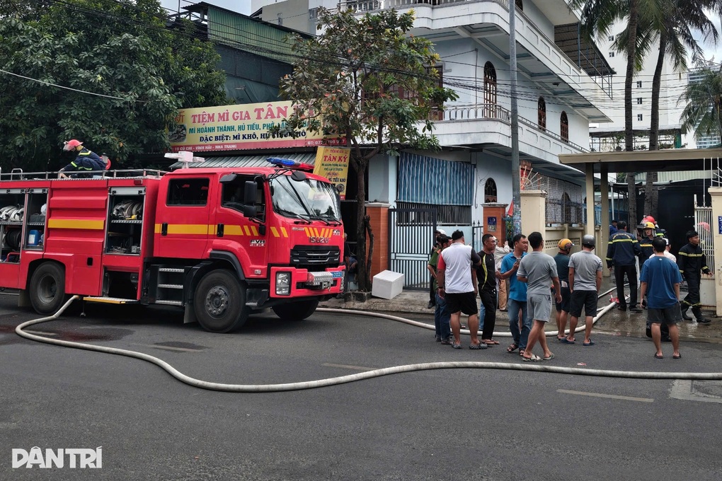 Văn phòng công ty thực phẩm ở Nha Trang bị cháy - 1