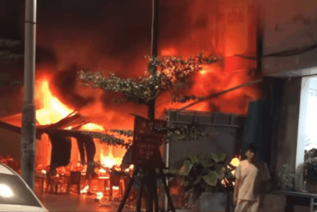 Quán bia ở Hà Nội bốc cháy dữ dội lúc rạng sáng - 1