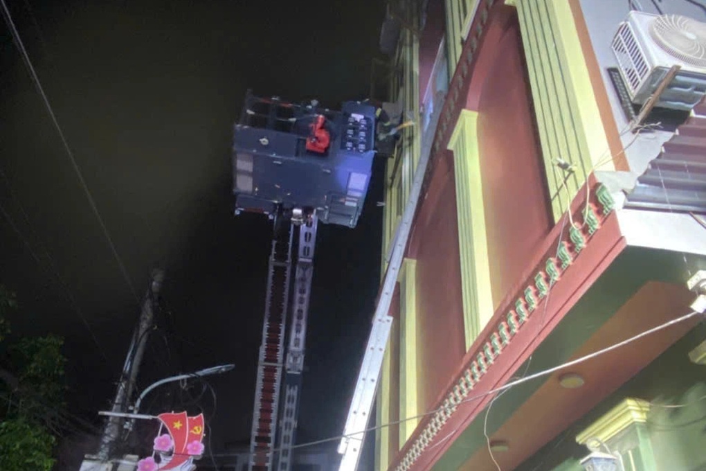 Cháy quán cà phê ca nhạc ở Hà Nội, 15 người được cứu thoát an toàn - 1