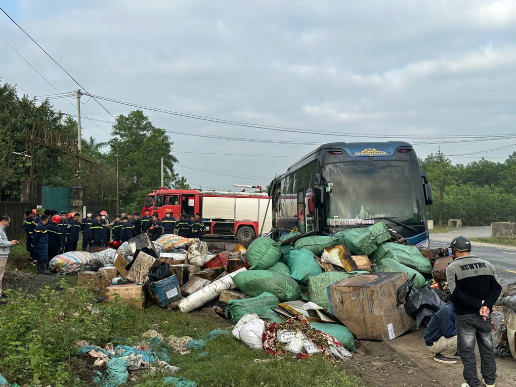 Xe khách bốc cháy, tài xế và phụ xe kéo hành khách thoát thân - 2