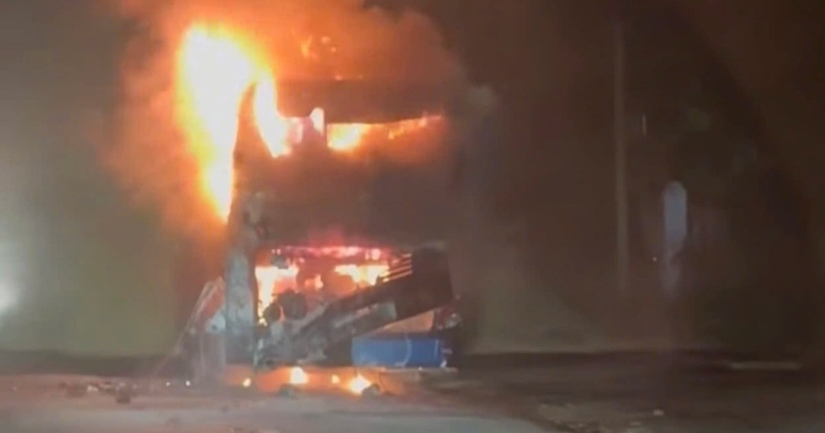 Xe khách bốc cháy, tài xế và phụ xe kéo hành khách thoát thân