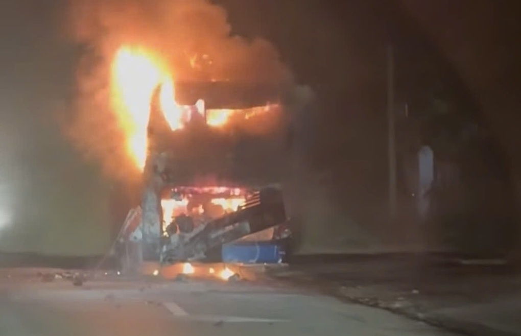 Xe khách bốc cháy, tài xế và phụ xe kéo hành khách thoát thân - 1