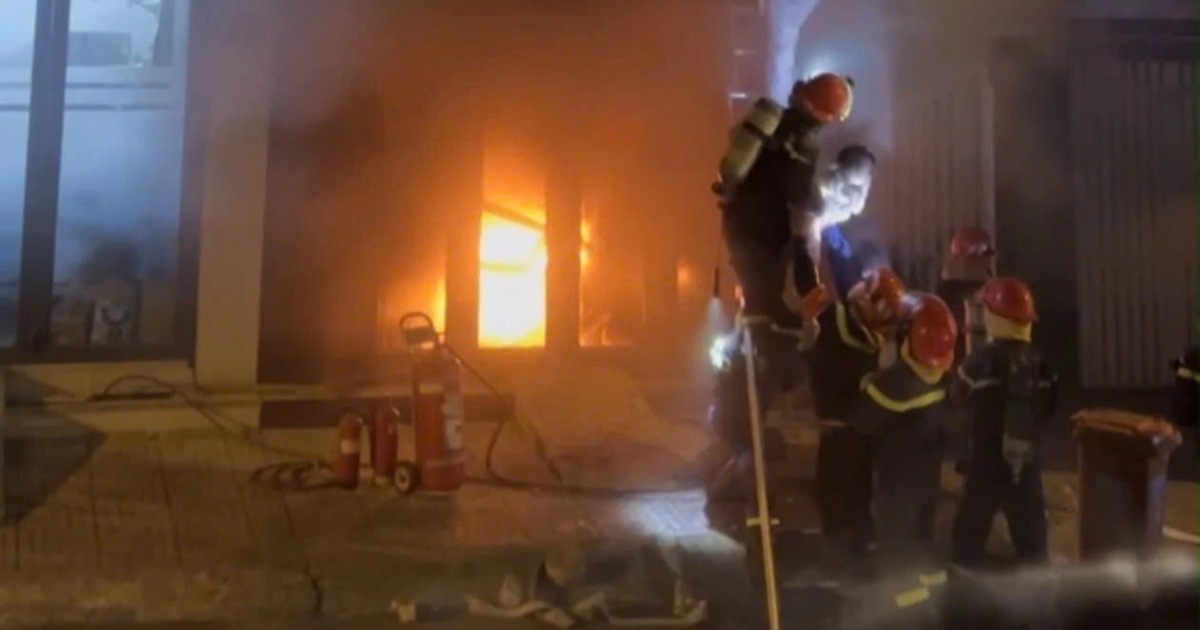 Khoảnh khắc cảnh sát lao vào biển lửa cứu 4 người ở TPHCM