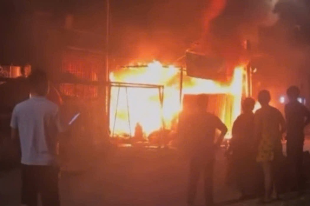 Đốt cỏ gây cháy lan sang nhà dân ở TPHCM - 1