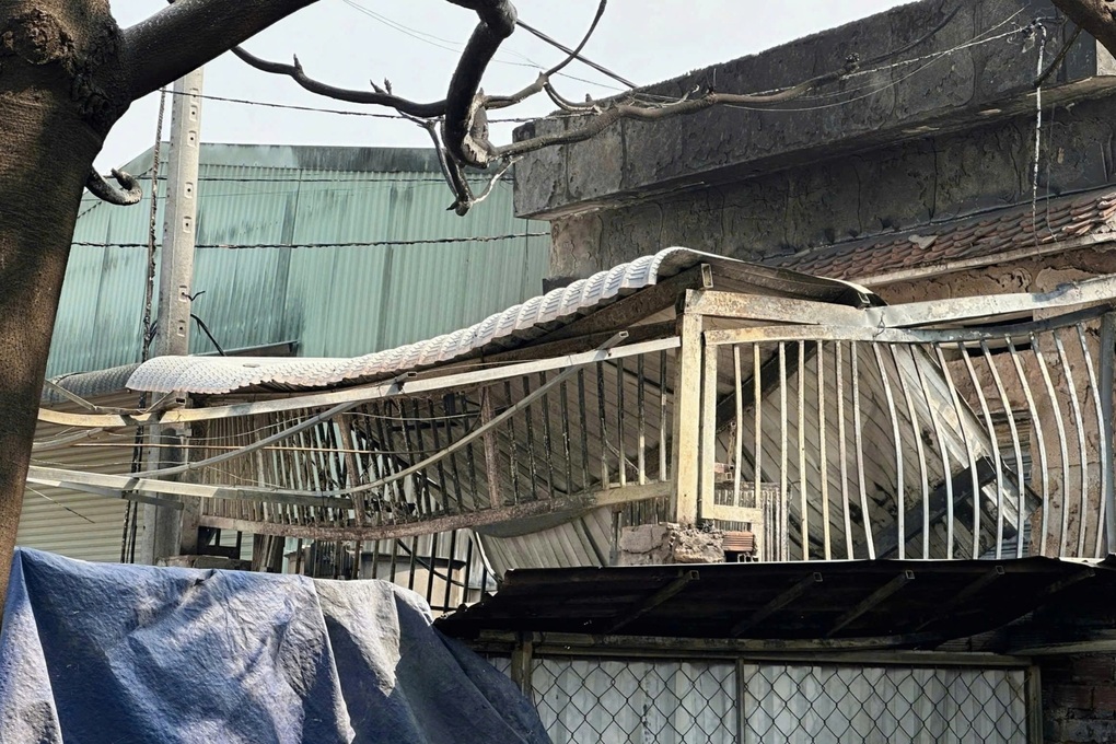 Đốt cỏ gây cháy lan sang nhà dân ở TPHCM - 2