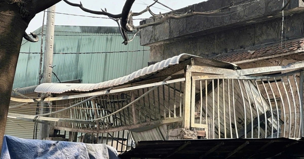 Đốt cỏ gây cháy lan sang nhà dân ở TPHCM