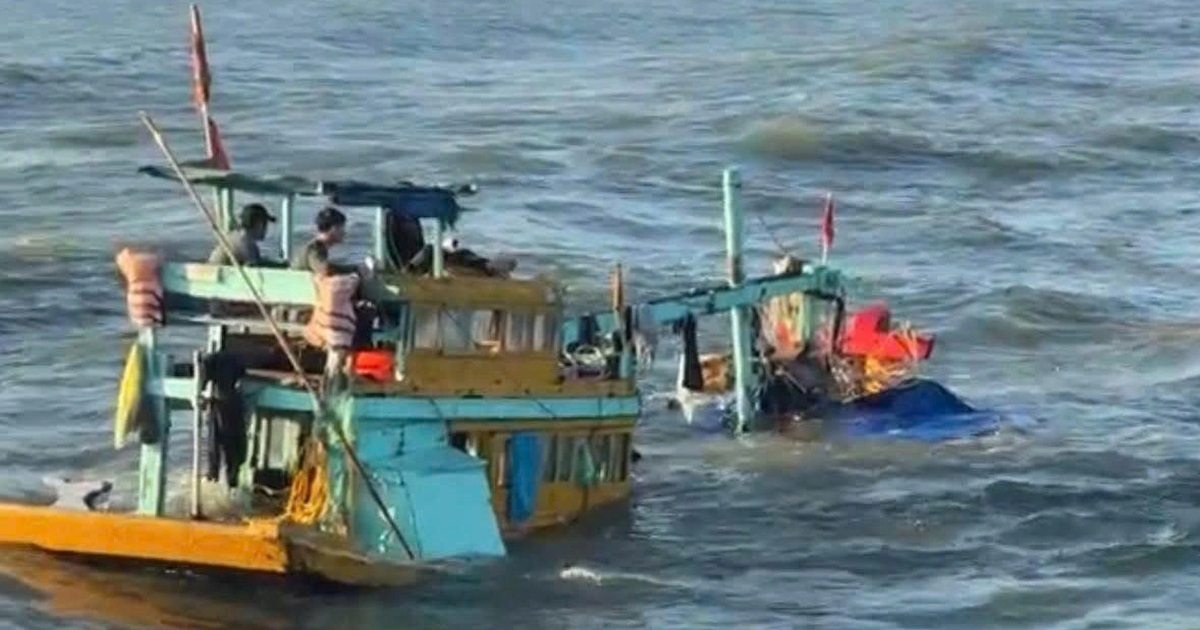 Tàu cá chở 15 người bị sóng đánh chìm ở Lâm Đồng