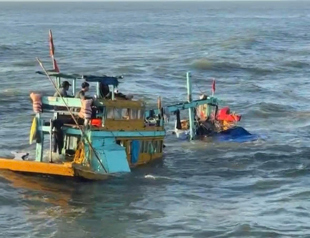 Tàu cá chở 15 người bị sóng đánh chìm ở Lâm Đồng - 1