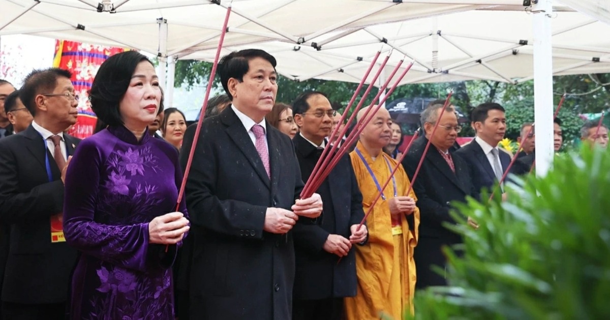 Chủ tịch nước cùng kiều bào dâng hương ở Tượng đài Lý Thái Tổ, đền Ngọc Sơn