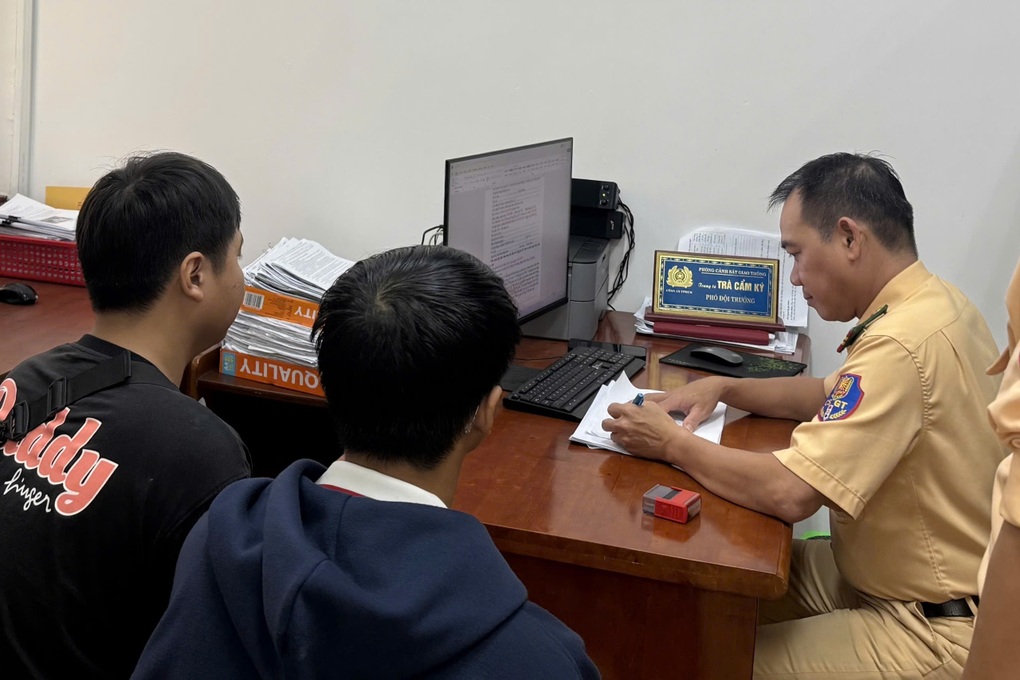 Bốc đầu xe để quảng bá cửa hàng, tài xế ở TPHCM bị tịch thu phương tiện - 1