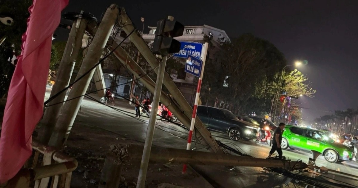 Ô tô cẩu làm gãy loạt cột điện xuống đường