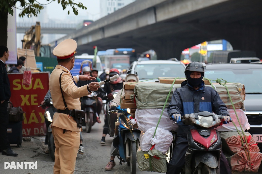 Giao thông cận Tết đông đúc, CSGT Hà Nội khuyến cáo - 1
