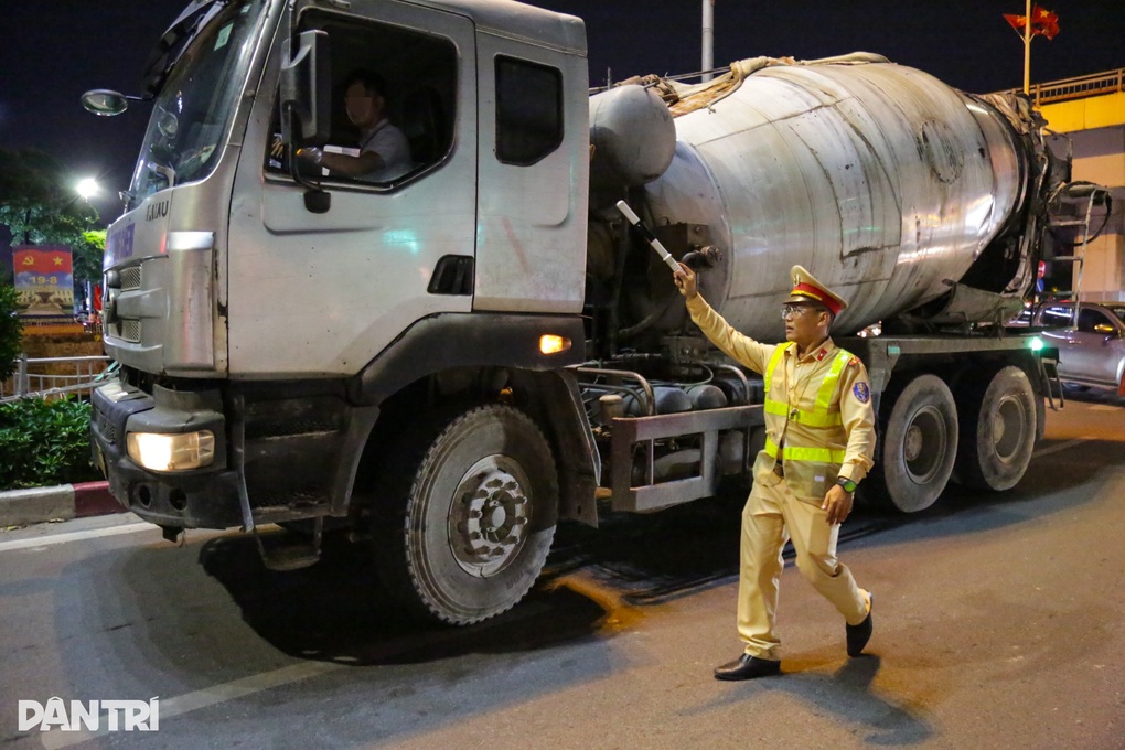 Từ vụ xe tải tông cán bộ CSGT tử vong, Cục CSGT đưa ra khuyến cáo - 2