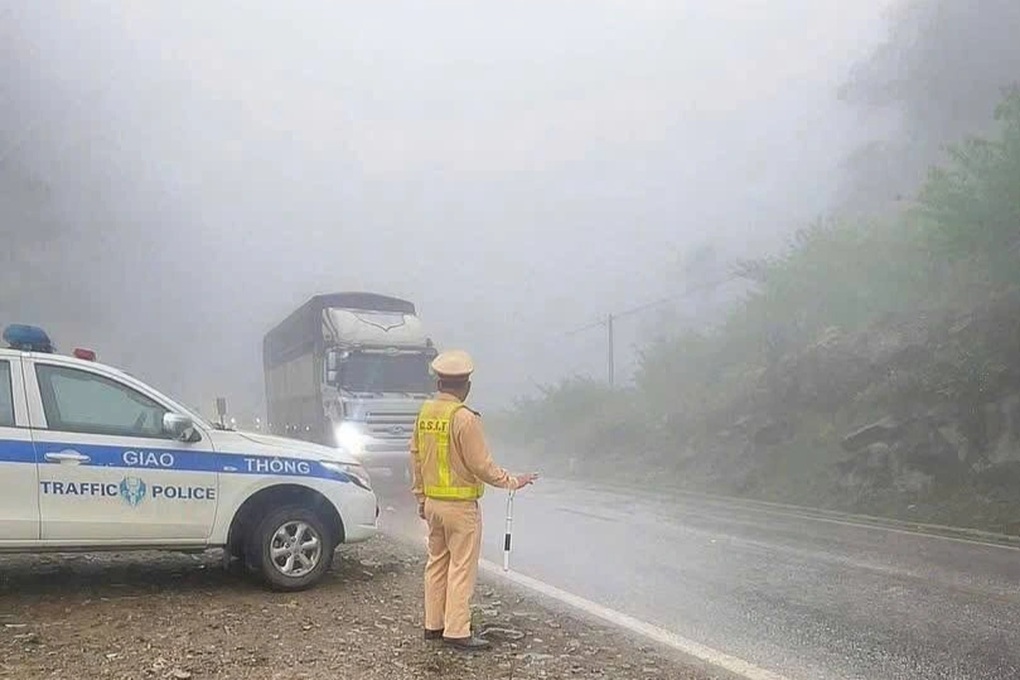 CSGT khuyến cáo tài xế khi trời mưa, đường trơn trượt - 1