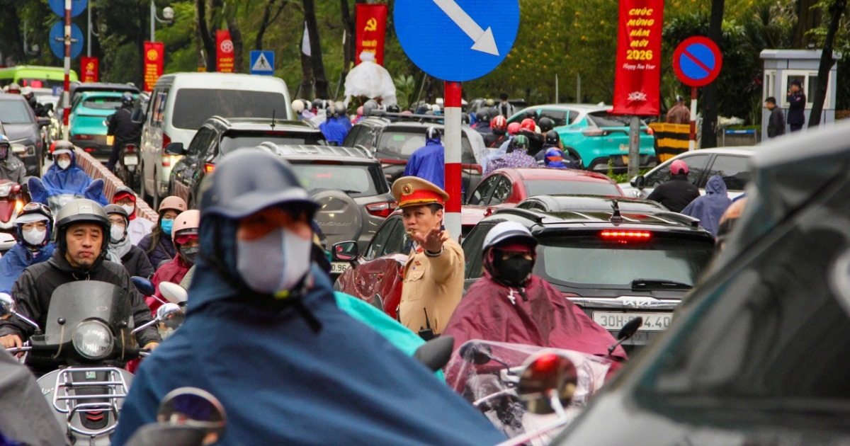 Cận Tết đường sá đông đúc, CSGT căng mình phân luồng trong mưa rét