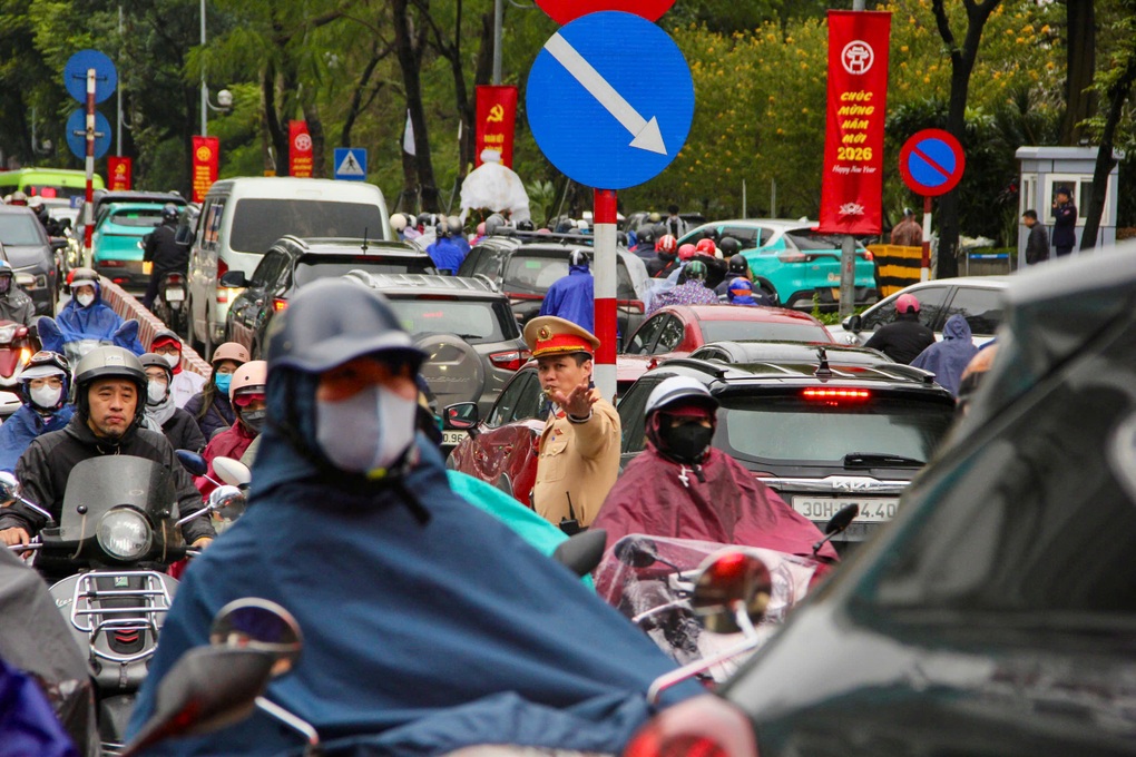 Cận Tết đường sá đông đúc, CSGT căng mình phân luồng trong mưa rét - 1