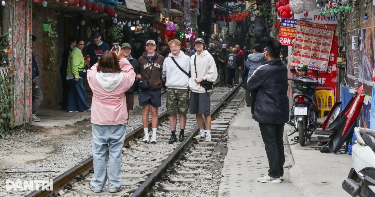 Hàng trăm du khách bị cảnh sát mời ra khỏi phố cà phê đường tàu Khâm Thiên