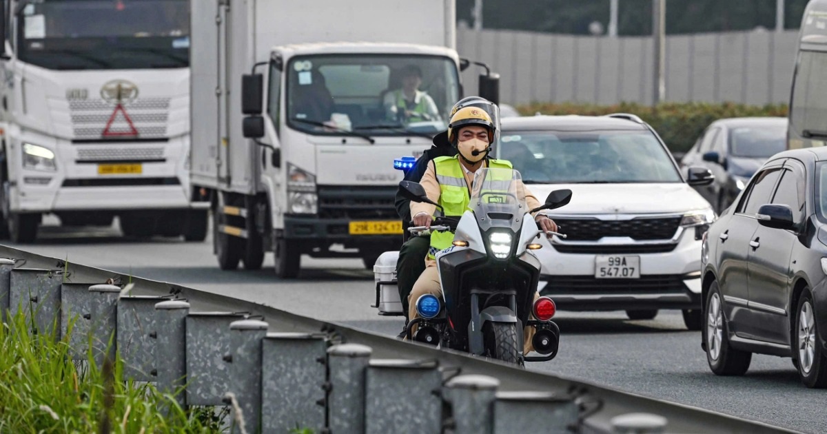 CSGT cả nước dùng xe dẫn đường đưa người dân về quê ăn Tết