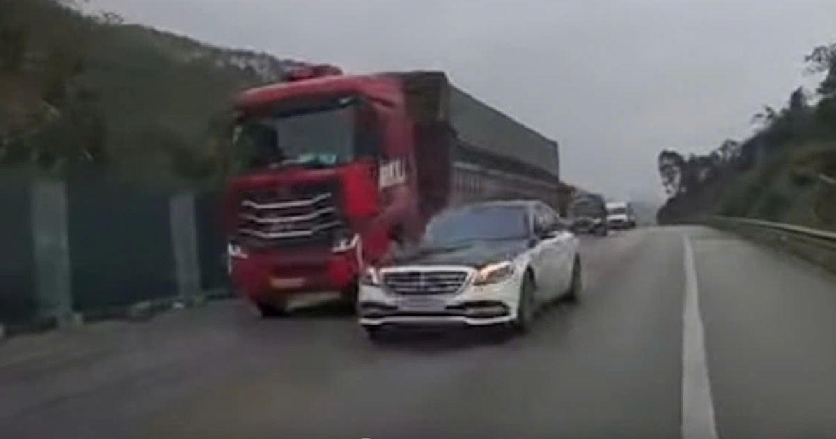 Nữ tài xế bị phạt 5 triệu đồng vì vượt ẩu trên cao tốc