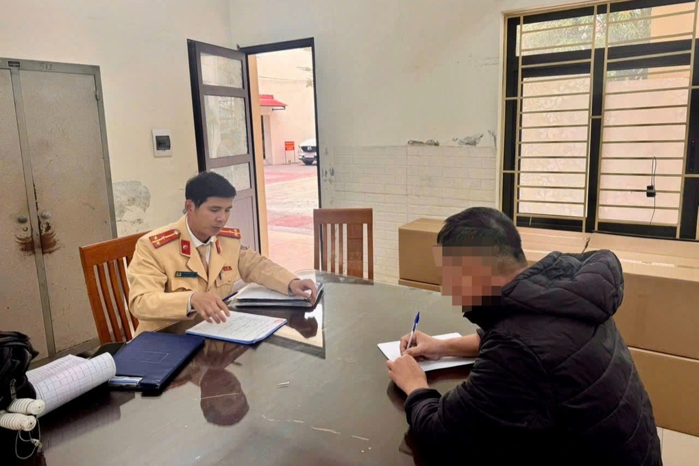 Chở ống cống không chằng buộc, tài xế bị CSGT Hà Nội phạt 10 triệu đồng - 1