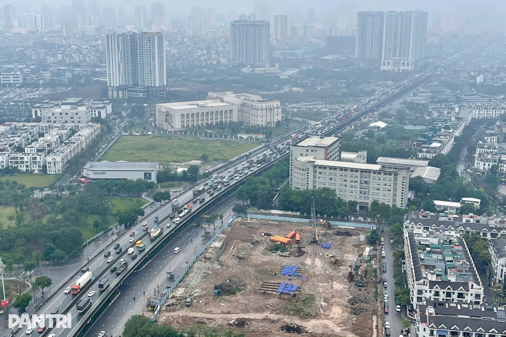 Cận Tết đường sá đông đúc, CSGT căng mình phân luồng trong mưa rét - 3