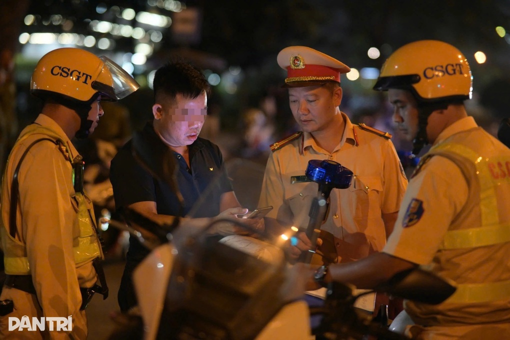 Xử phạt nhiều tài xế xe khách vi phạm giao thông dịp giáp Tết ở TPHCM - 1