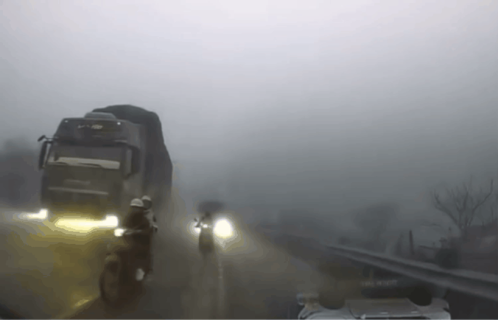 Lái ô tô vượt ẩu trong thời tiết sương mù, nam tài xế bị phạt 5 triệu đồng - 1