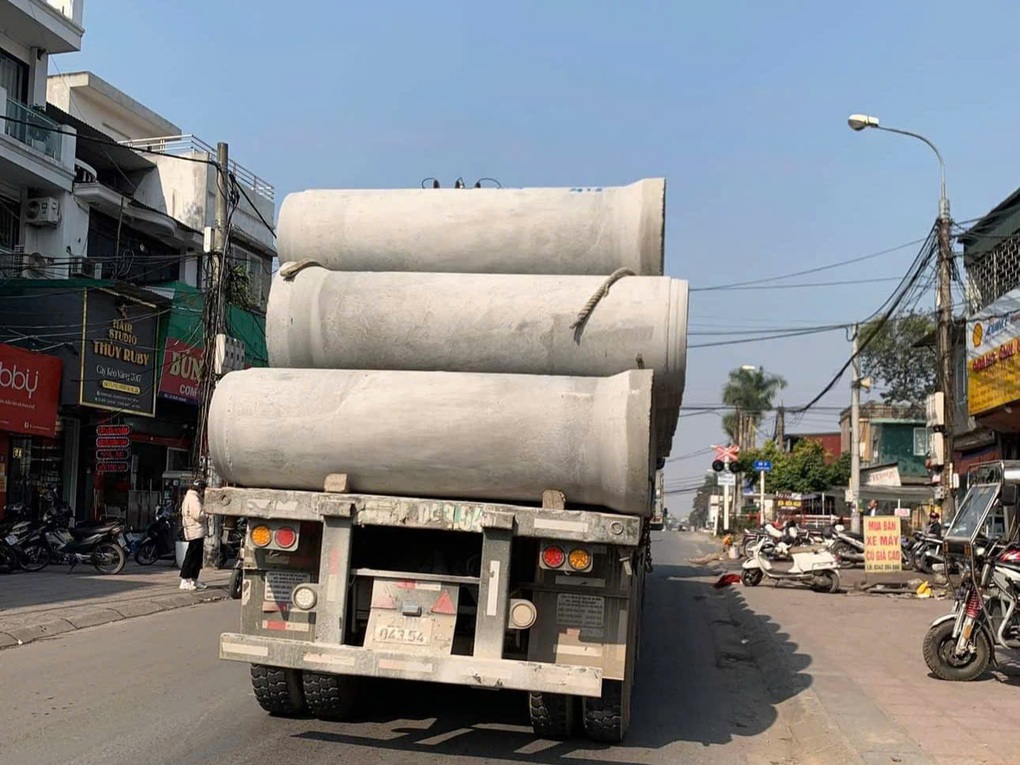 Chở ống cống không chằng buộc, tài xế bị CSGT Hà Nội phạt 10 triệu đồng - 2