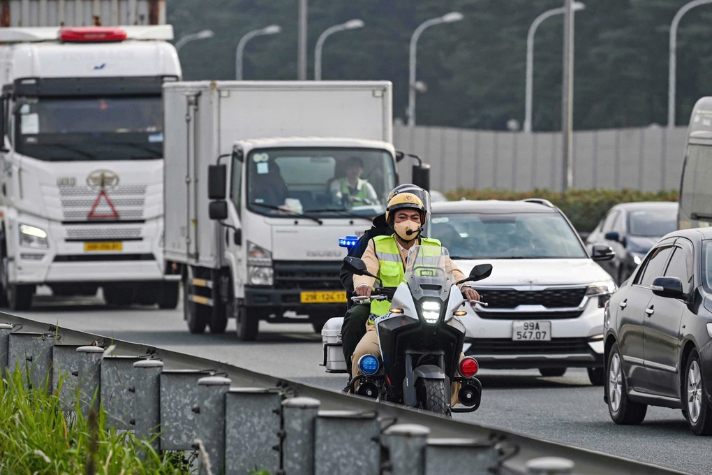 CSGT cả nước dùng xe dẫn đường đưa người dân về quê ăn Tết - 1