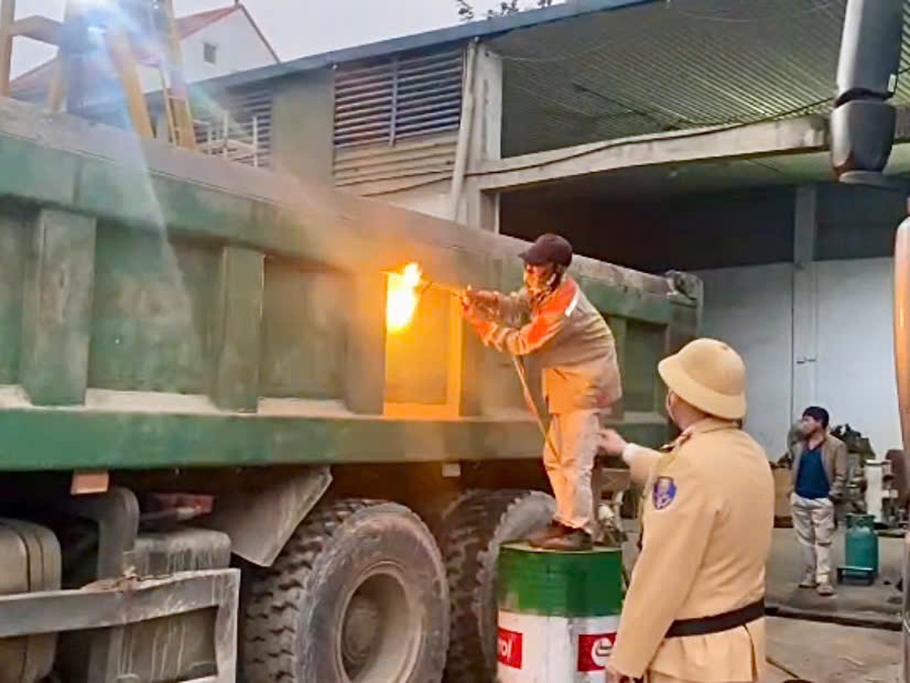 Xe tải cơi nới thành thùng, chủ xe và tài xế bị phạt hơn 60 triệu đồng - 1