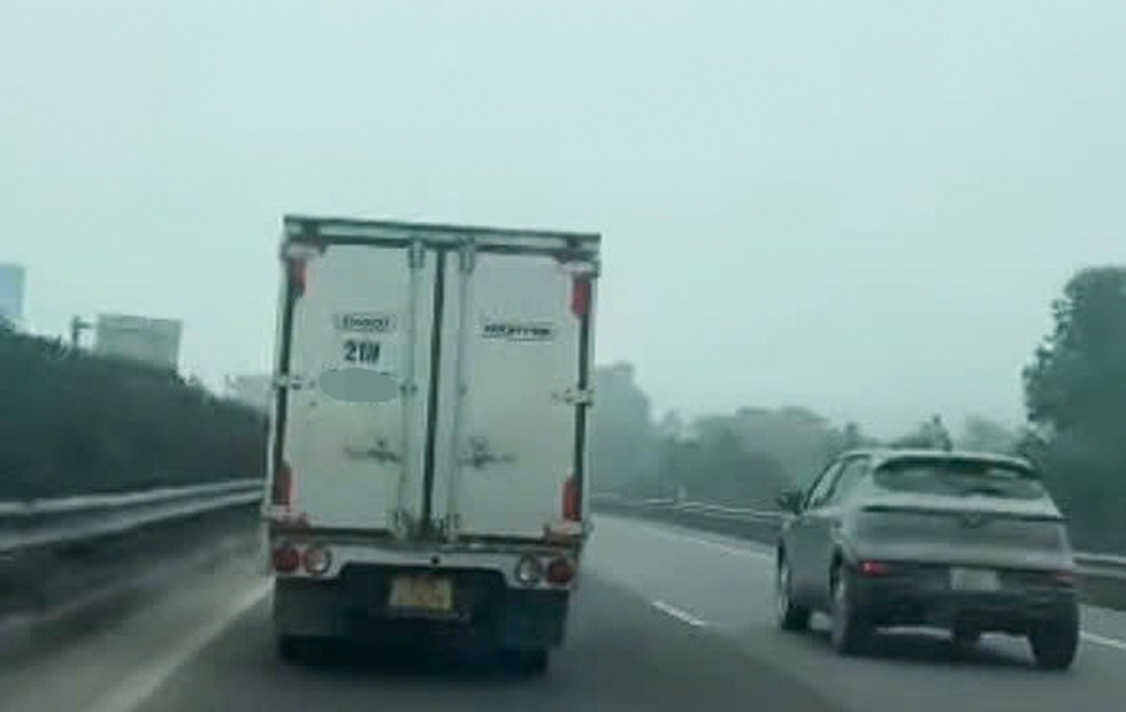 Tài xế bị phạt 7 triệu đồng vì không nhường đường xe ưu tiên - 1