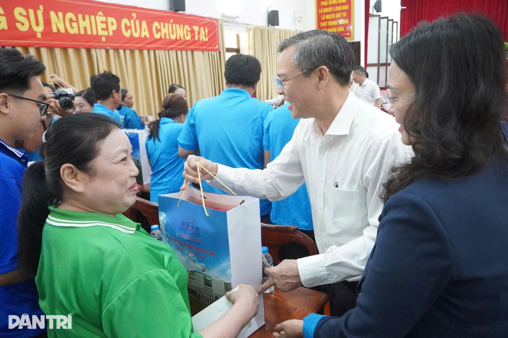 Chủ tịch Quốc hội trao tặng quà gia đình chính sách, hộ nghèo tại Cần Thơ - 3