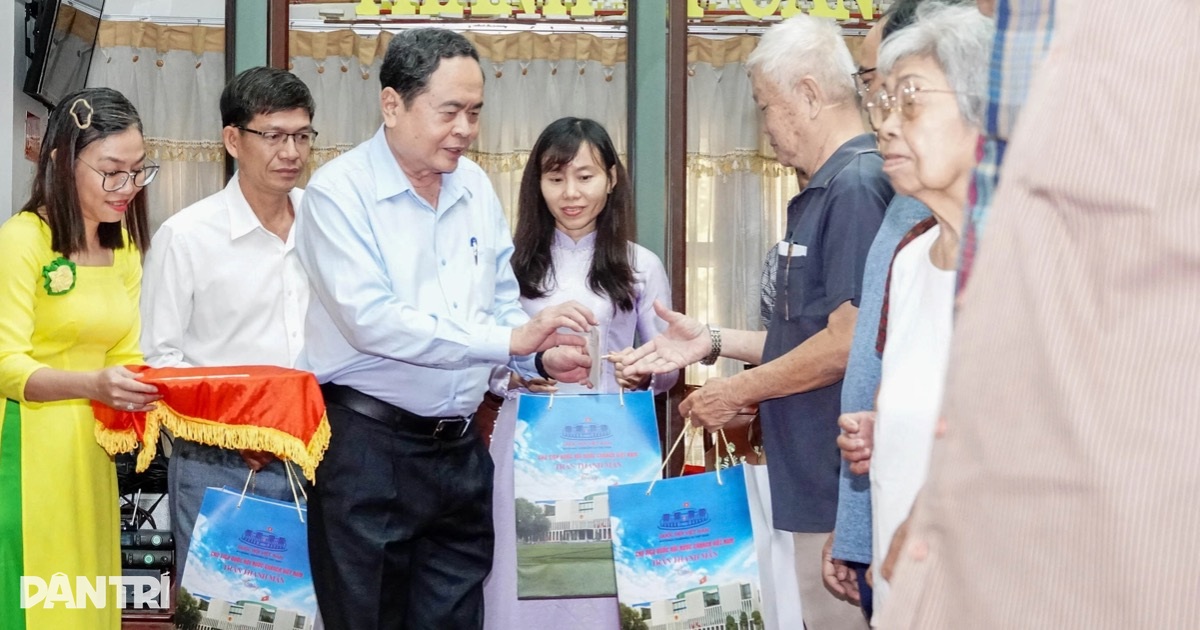 Chủ tịch Quốc hội trao tặng quà gia đình chính sách, hộ nghèo tại Cần Thơ