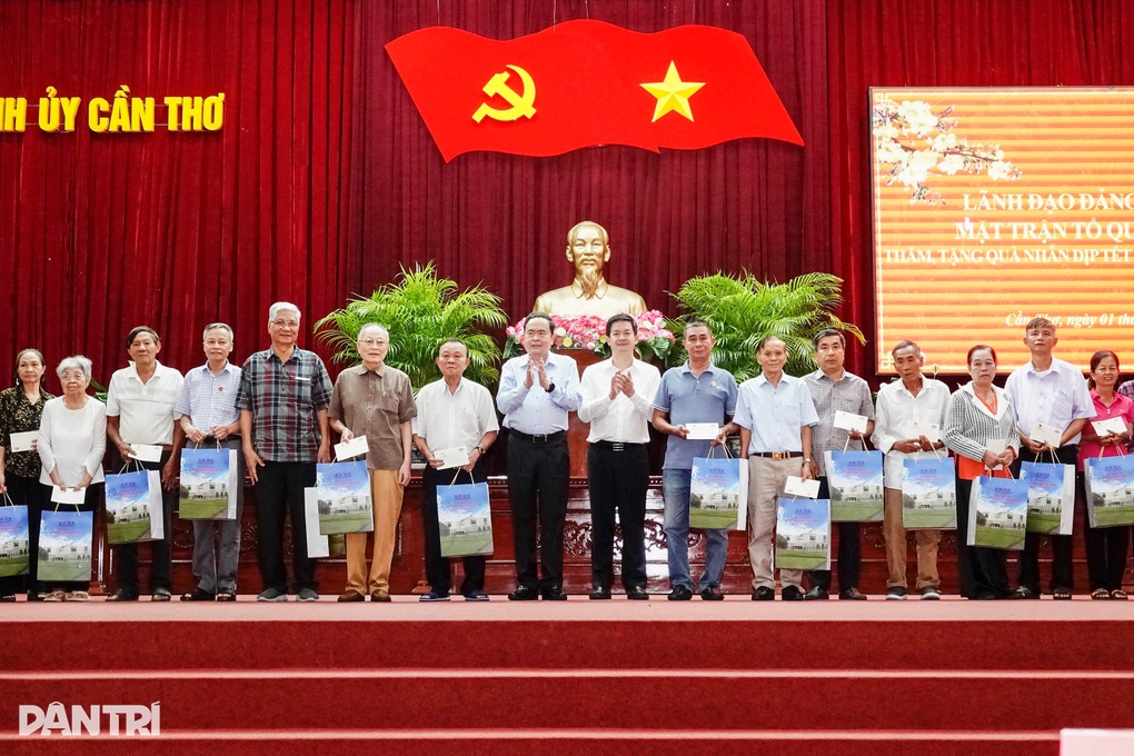 Chủ tịch Quốc hội trao tặng quà gia đình chính sách, hộ nghèo tại Cần Thơ - 2