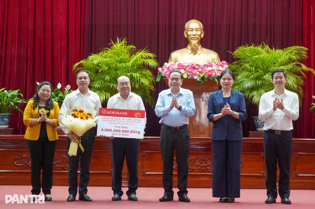 Chủ tịch Quốc hội trao tặng quà gia đình chính sách, hộ nghèo tại Cần Thơ - 4