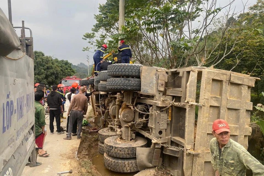 Giải cứu tài xế mắc kẹt trong xe tải lật nghiêng ở Tuyên Quang - 1 Giải cứu tài xế mắc kẹt trong xe tải lật nghiêng ở Tuyên Quang - 1