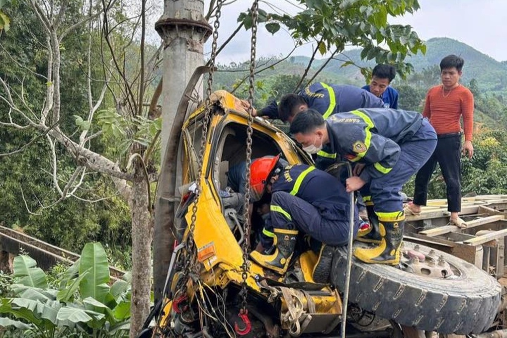 Giải cứu tài xế mắc kẹt trong xe tải lật nghiêng ở Tuyên Quang - 2 Giải cứu tài xế mắc kẹt trong xe tải lật nghiêng ở Tuyên Quang - 2
