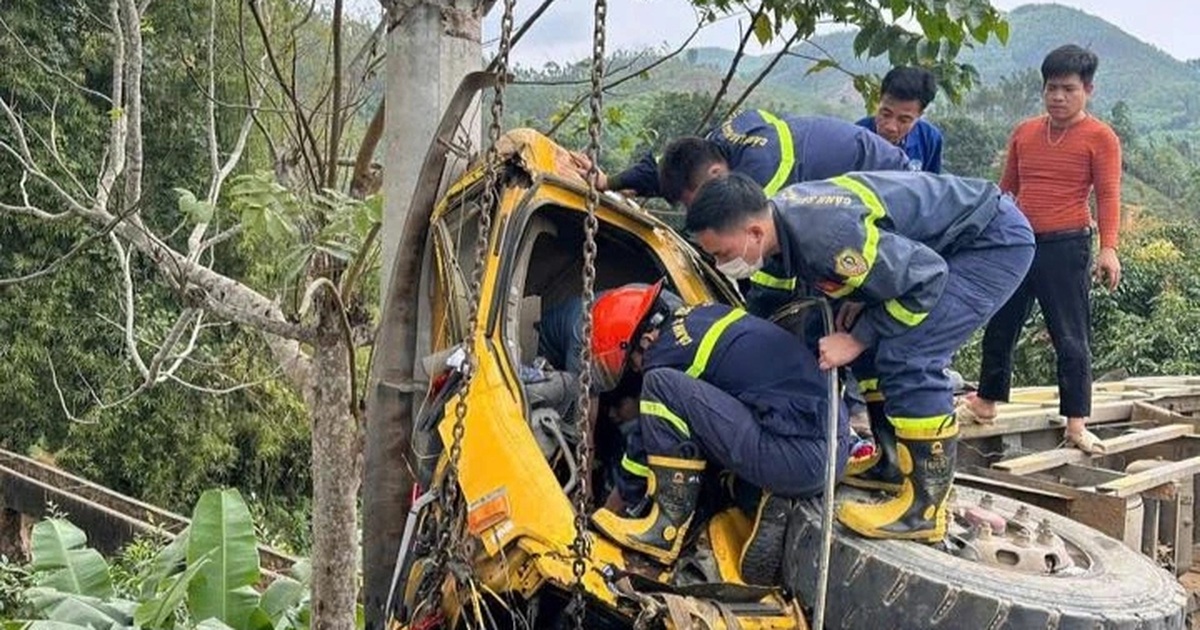 Giải cứu tài xế mắc kẹt trong xe tải lật nghiêng ở Tuyên Quang