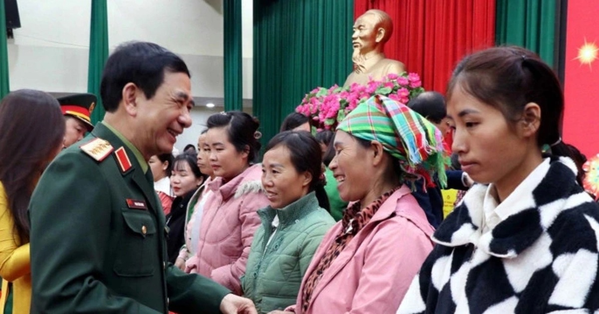 Đại tướng Phan Văn Giang trao quà Tết cho các hộ nghèo ở Thái Nguyên