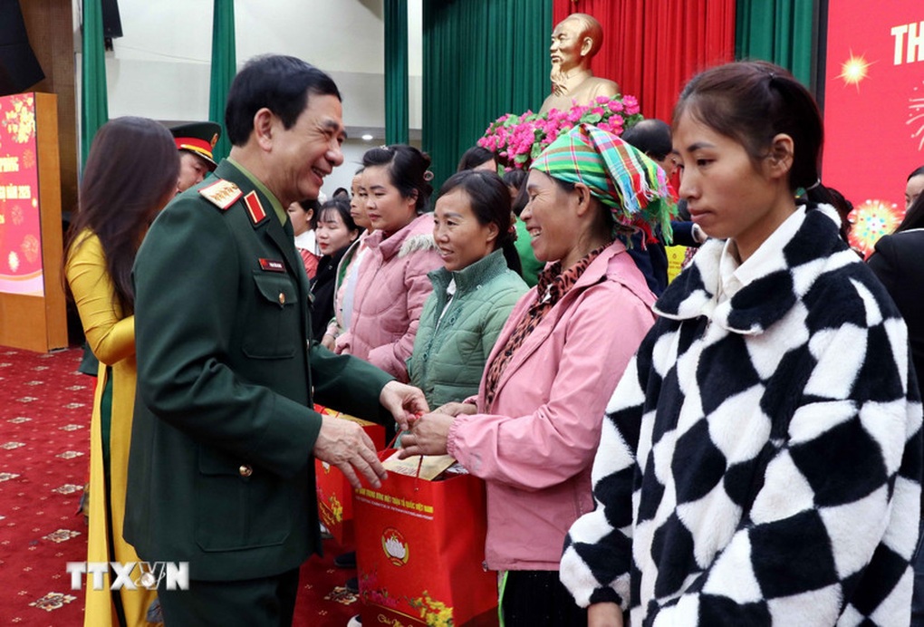 Đại tướng Phan Văn Giang trao quà Tết cho các hộ nghèo ở Thái Nguyên - 1