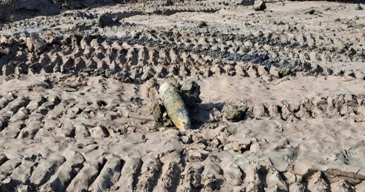 Phát hiện vật thể nghi đầu đạn pháo trong lúc cải tạo ao tôm